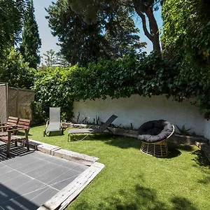 Con Jardincito En El Centro De Apartamento